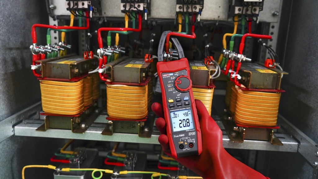 UT219PV Pihtimittari aurinkosähköjärjestelmille 2500 V DC / 1000 A, UNI-T