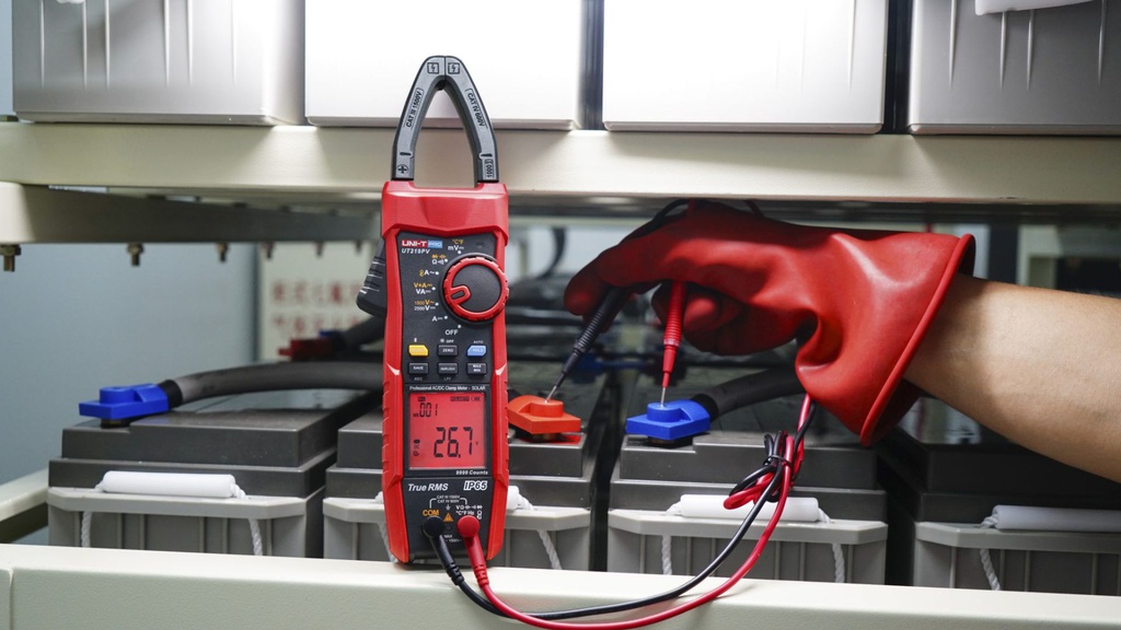 UT219PV Pihtimittari aurinkosähköjärjestelmille 2500 V DC / 1000 A, UNI-T